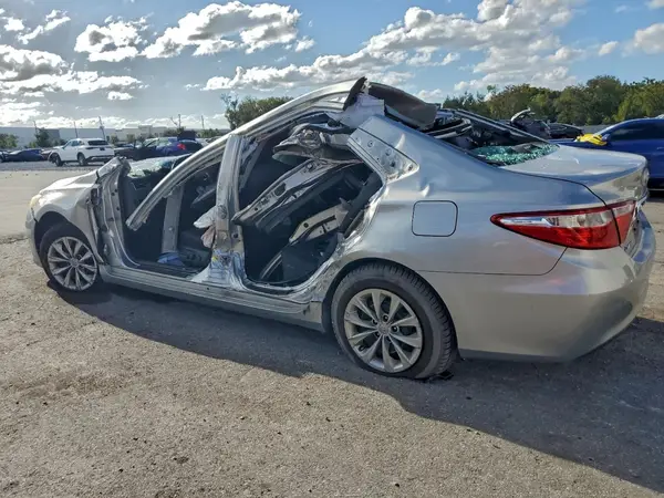 4T1BF1FK4GU117620 2016 TOYOTA CAMRY - Image 2