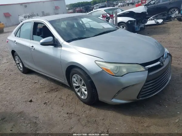 4T1BF1FK4GU119030 2016 TOYOTA CAMRY - Image 1
