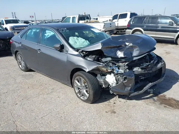 4T1BF1FK4GU138015 2016 TOYOTA CAMRY - Image 1