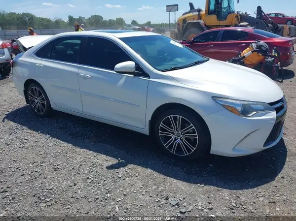 4T1BF1FK4GU143733 2016 TOYOTA CAMRY - Image 1