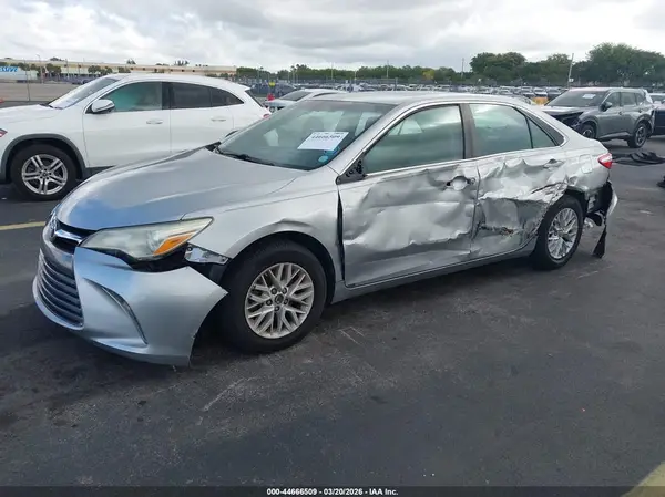 4T1BF1FK4GU211089 2016 TOYOTA CAMRY - Image 2