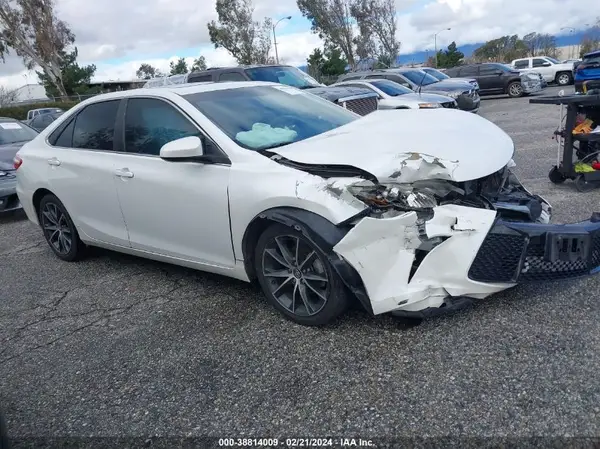 4T1BF1FK4GU586383 2016 TOYOTA CAMRY - Image 1