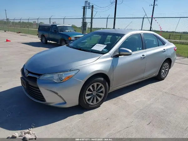 4T1BF1FK4HU330259 2017 TOYOTA CAMRY - Image 2