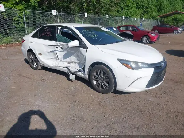 4T1BF1FK4HU332318 2017 TOYOTA CAMRY - Image 1