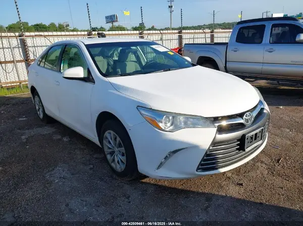 4T1BF1FK4HU333002 2017 TOYOTA CAMRY - Image 1