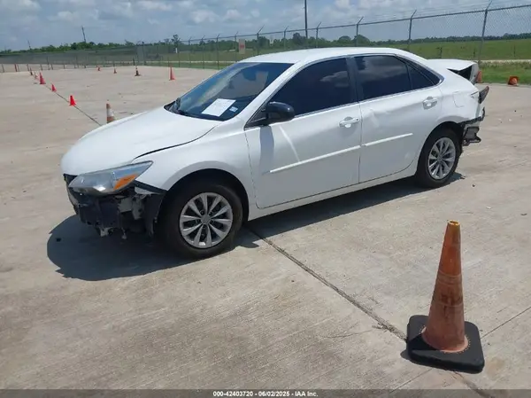 4T1BF1FK4HU362063 2017 TOYOTA CAMRY - Image 2