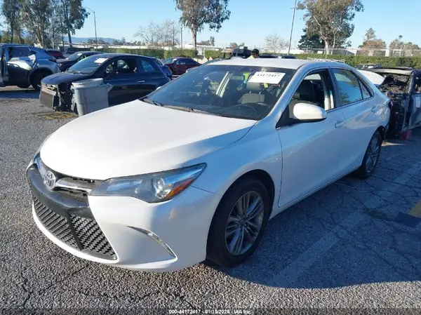 4T1BF1FK4HU366095 2017 TOYOTA CAMRY - Image 2