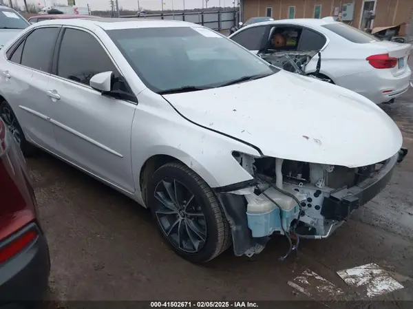 4T1BF1FK4HU373175 2017 TOYOTA CAMRY - Image 1