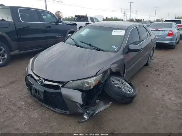 4T1BF1FK4HU388761 2017 TOYOTA CAMRY - Image 2