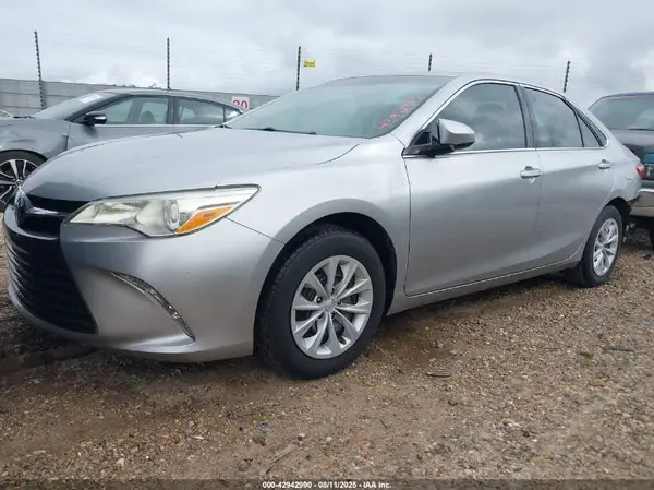 4T1BF1FK4HU681320 2017 TOYOTA CAMRY - Image 2