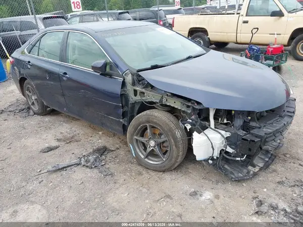 4T1BF1FK4HU685660 2017 TOYOTA CAMRY - Image 1