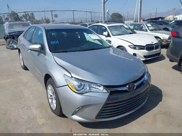 4T1BF1FK4HU702618 2017 TOYOTA CAMRY - Image 1