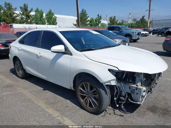 4T1BF1FK5GU125743 2016 TOYOTA CAMRY - Image 1