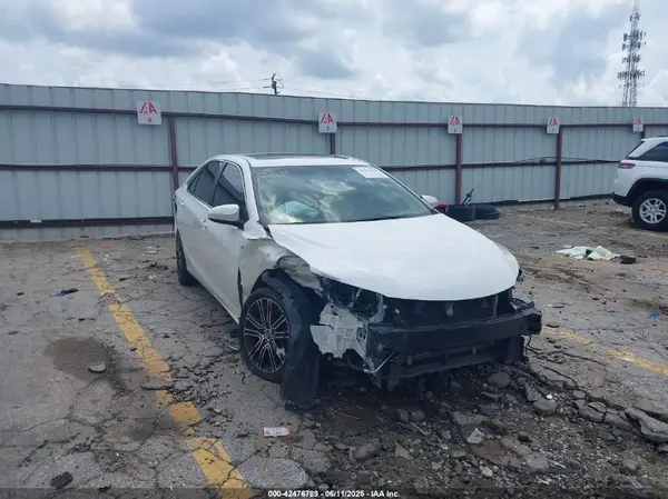 4T1BF1FK5GU141523 2016 TOYOTA CAMRY - Image 1