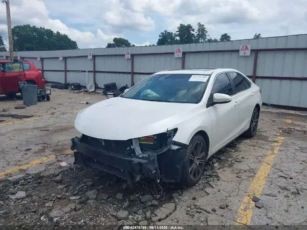4T1BF1FK5GU141523 2016 TOYOTA CAMRY - Image 2