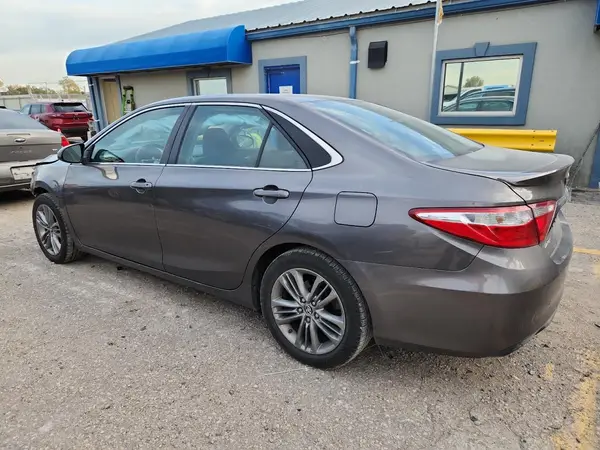 4T1BF1FK5GU141831 2016 TOYOTA CAMRY - Image 2