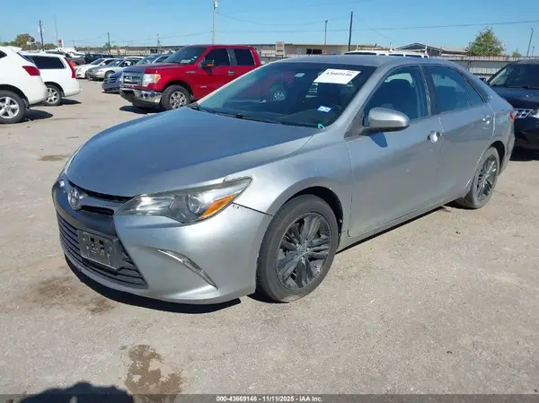 4T1BF1FK5GU156524 2016 TOYOTA CAMRY - Image 2