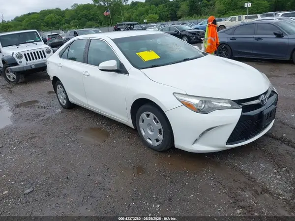 4T1BF1FK5GU158905 2016 TOYOTA CAMRY - Image 1