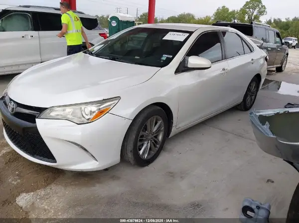 4T1BF1FK5GU173985 2016 TOYOTA CAMRY - Image 2