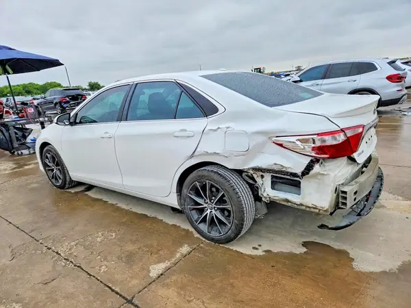 4T1BF1FK5GU176143 2016 TOYOTA CAMRY - Image 2