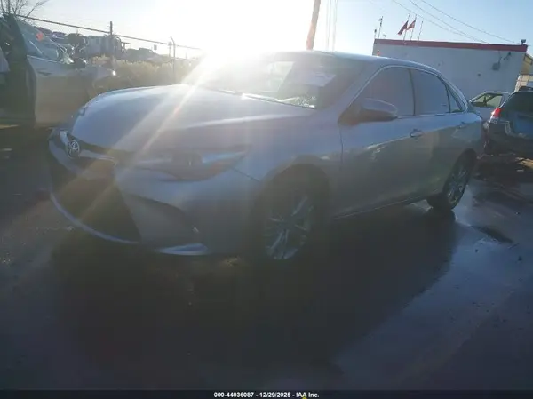 4T1BF1FK5GU202479 2016 TOYOTA CAMRY - Image 2
