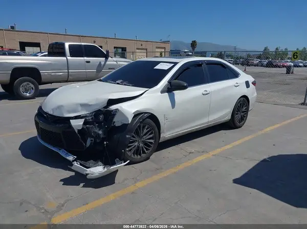 4T1BF1FK5GU247325 2016 TOYOTA CAMRY - Image 2
