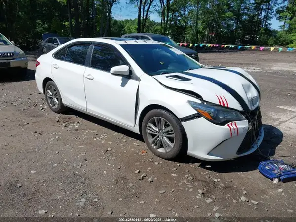 4T1BF1FK5GU521364 2016 TOYOTA CAMRY - Image 1