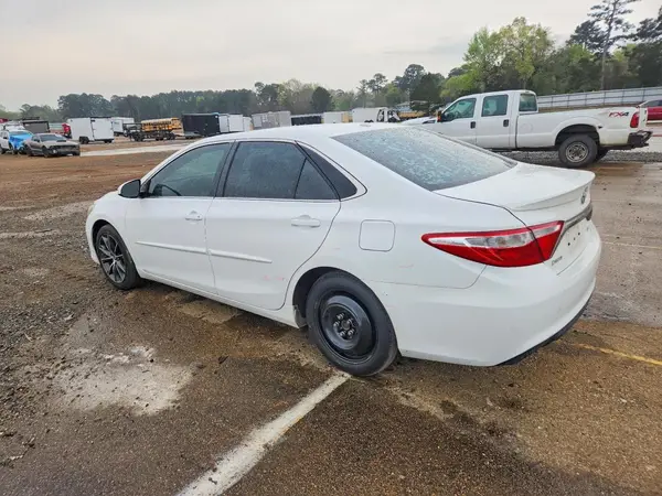 4T1BF1FK5GU526449 2016 TOYOTA CAMRY - Image 2