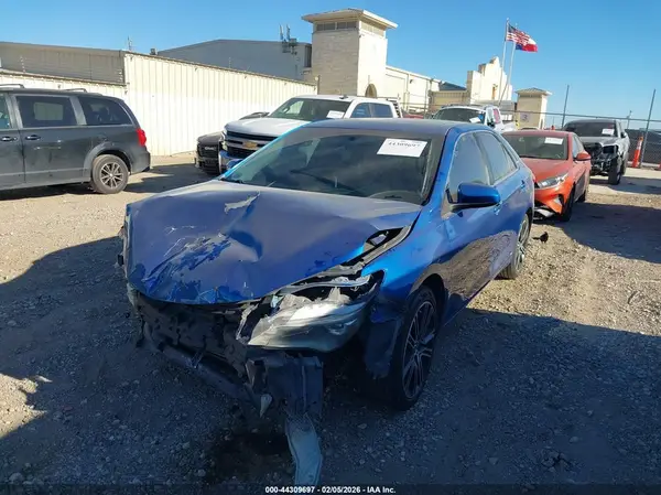 4T1BF1FK5GU526676 2016 TOYOTA CAMRY - Image 2