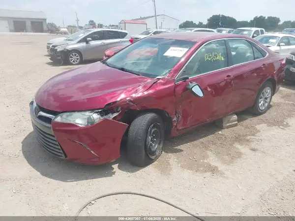 4T1BF1FK5GU529724 2016 TOYOTA CAMRY - Image 2