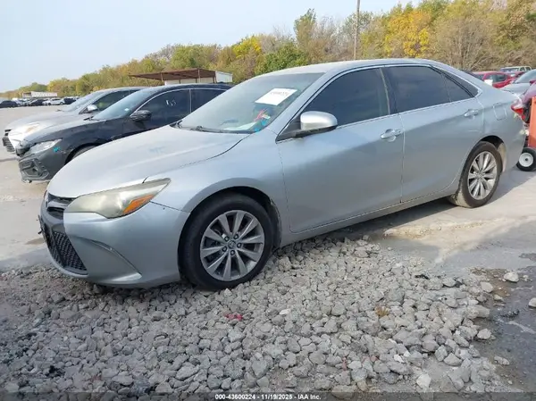 4T1BF1FK5GU581645 2016 TOYOTA CAMRY - Image 2