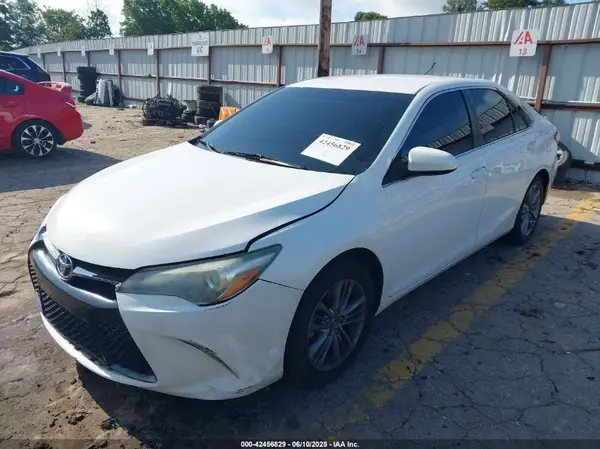 4T1BF1FK5GU605961 2016 TOYOTA CAMRY - Image 2