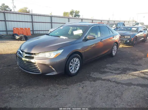 4T1BF1FK5GU610318 2016 TOYOTA CAMRY - Image 2