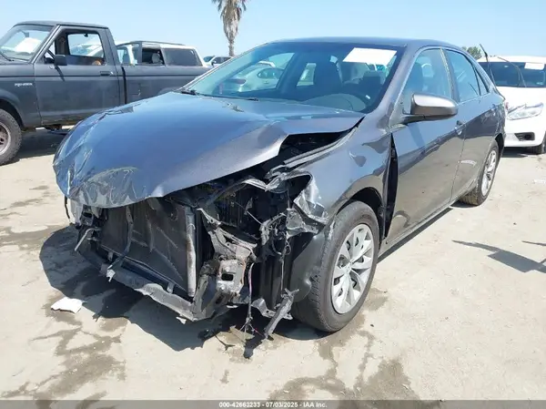 4T1BF1FK5HU327824 2017 TOYOTA CAMRY - Image 2