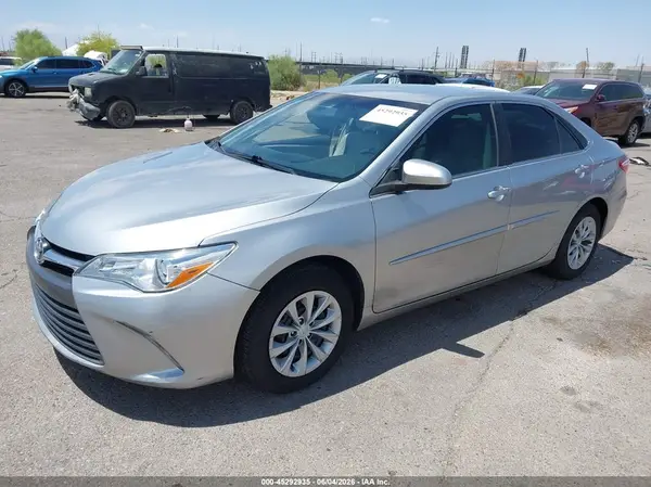 4T1BF1FK5HU329704 2017 TOYOTA CAMRY - Image 2