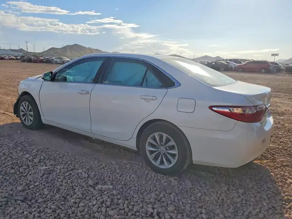 4T1BF1FK5HU368423 2017 TOYOTA CAMRY - Image 2