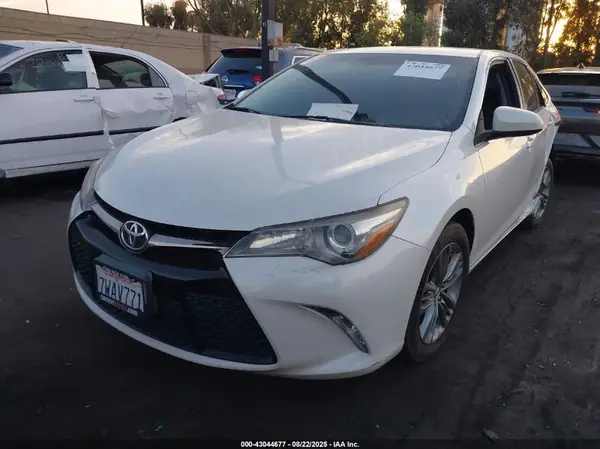 4T1BF1FK5HU374013 2017 TOYOTA CAMRY - Image 2