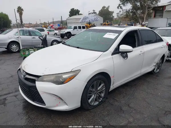 4T1BF1FK5HU392303 2017 TOYOTA CAMRY - Image 2