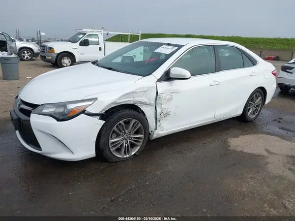 4T1BF1FK5HU400674 2017 TOYOTA CAMRY - Image 2