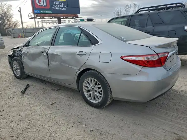 4T1BF1FK5HU704460 2017 TOYOTA CAMRY - Image 2