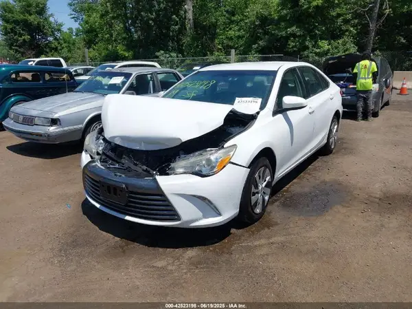 4T1BF1FK5HU715796 2017 TOYOTA CAMRY - Image 2