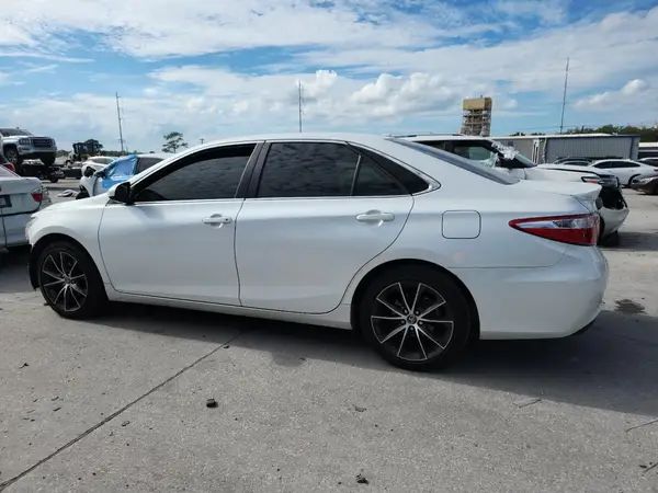 4T1BF1FK5HU738902 2017 TOYOTA CAMRY - Image 2