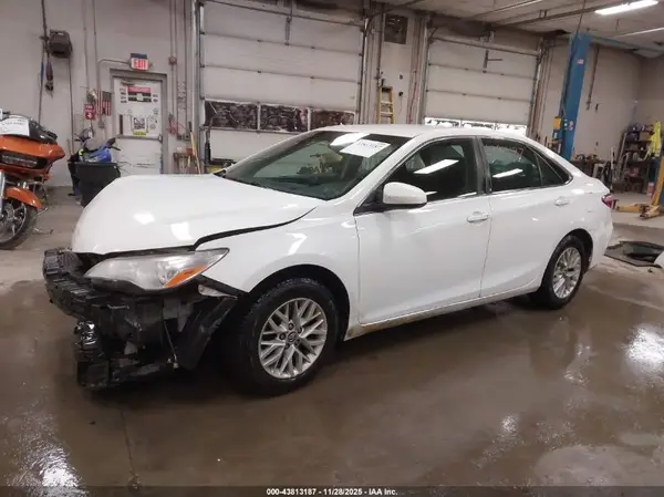 4T1BF1FK5HU740164 2017 TOYOTA CAMRY - Image 2