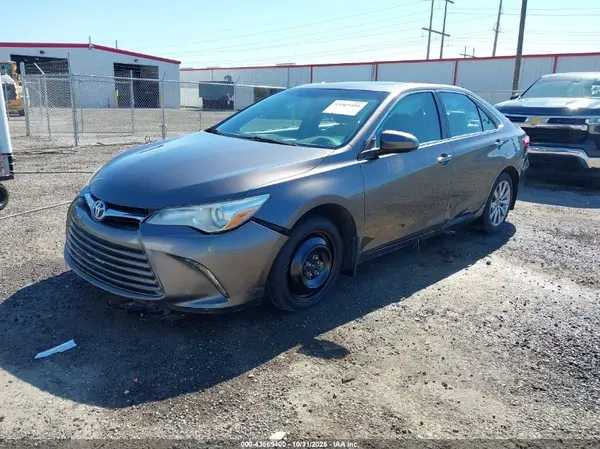 4T1BF1FK5HU782172 2017 TOYOTA CAMRY - Image 2