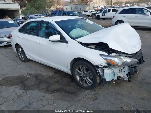 4T1BF1FK5HU784116 2017 TOYOTA CAMRY - Image 1