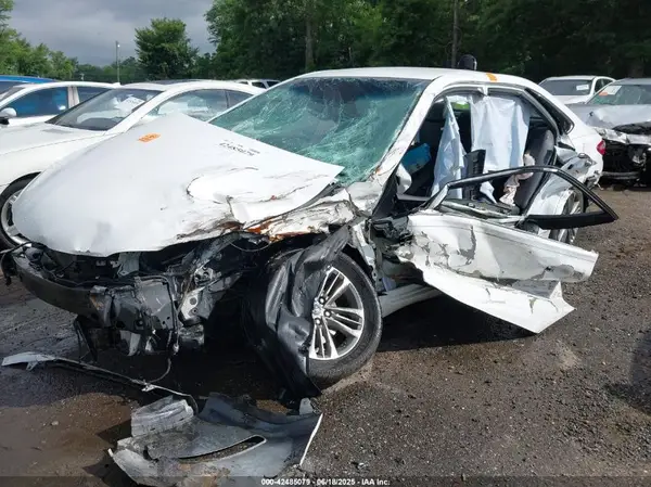 4T1BF1FK6GU175230 2016 TOYOTA CAMRY - Image 2
