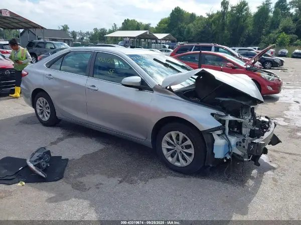 4T1BF1FK6GU999647 2016 TOYOTA CAMRY - Image 1
