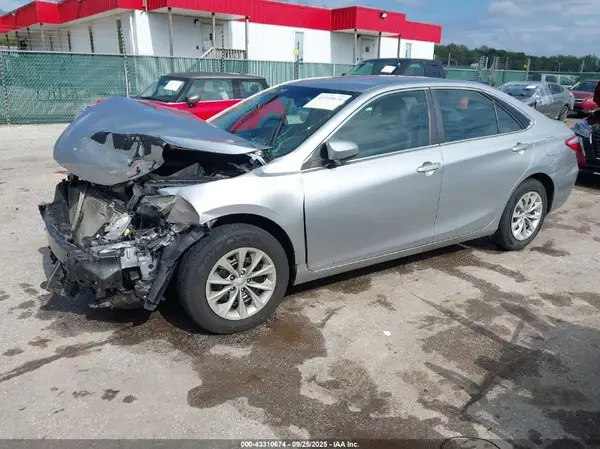 4T1BF1FK6GU999647 2016 TOYOTA CAMRY - Image 2