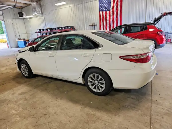 4T1BF1FK6HU384677 2017 TOYOTA CAMRY - Image 2