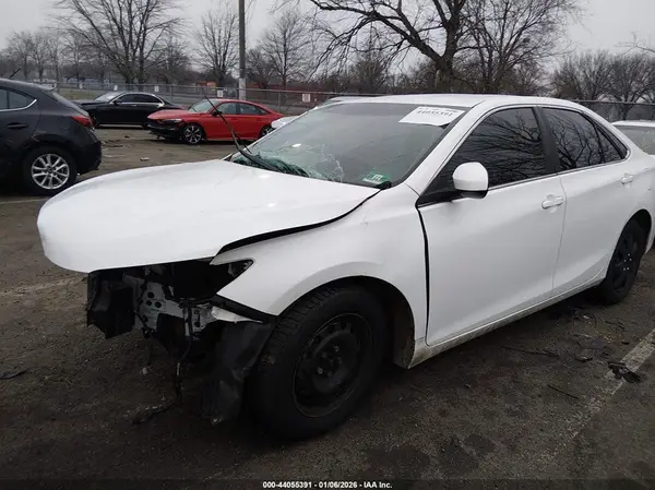4T1BF1FK7GU183093 2016 TOYOTA CAMRY - Image 2